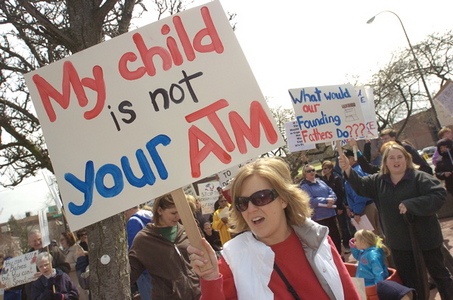 teaparty-mom-parent-rally-picket-activism